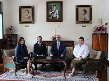 Ambassador of the Czech Republic to
Thailand and Deputy Head of the
Delegation Visit the university and talk
about education.