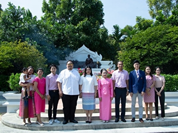 Participate in the ceremony of paying
homage and laying a wreath to perform
merit-making in honor of Her Majesty
Queen Sunandha Kumariratana, the Royal
Consort.