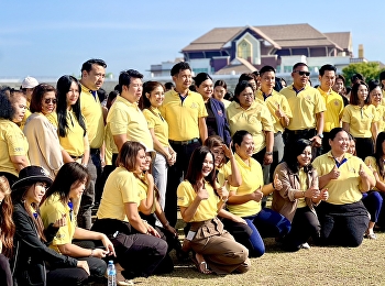 Assistant Professor Kanphas Utapao, Dean
of the College of Communication Arts,
joined in planting trees to offer to the
King in the 