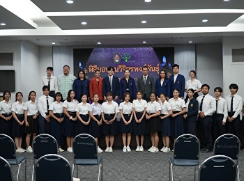 นักศึกษานิเทศศาสตร์
ได้ทุนเรียนฟรีตลอดจนจบการศึกษา !!