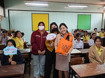 College of Communication Arts with
Mathayom 6 students in the Communication
Arts classroom at Thepsirin Lad Ya
School.