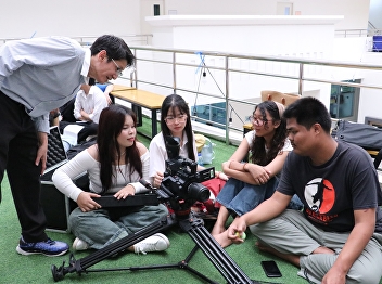 Practice using filming equipment in the
DMS2203 Digital Television and Streaming
Media Production course.