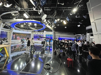 Students and teachers from the content
creation and news studies program study
at Channel ONE 31.