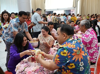 Executives and personnel of the College
of Communication Arts join in preserving
Thai traditions in 