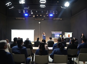 The executives, teachers, and staff
attended the vision presentation and
questioned the operational plans of the
candidates for the position of Dean of
the College of Communication Arts.