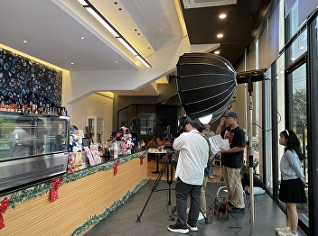 Third-year students majoring in Digital
Media Production and Streaming Media,
Nakhon Pathom classroom, practiced
filming/directing short television
dramas, starting with adapting a script
from the short story 