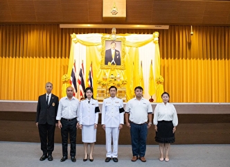 The College of Communication Arts joined
the ceremony to offer blessings for His
Majesty the King's birthday.
