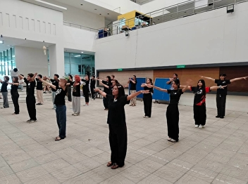 Searching for cheerleading leaders:
Senior students from the Communication
Arts program at Suan Nanthi College are
holding tryouts for junior cheerleaders
to find representatives to carry on the
pride of college activities.
